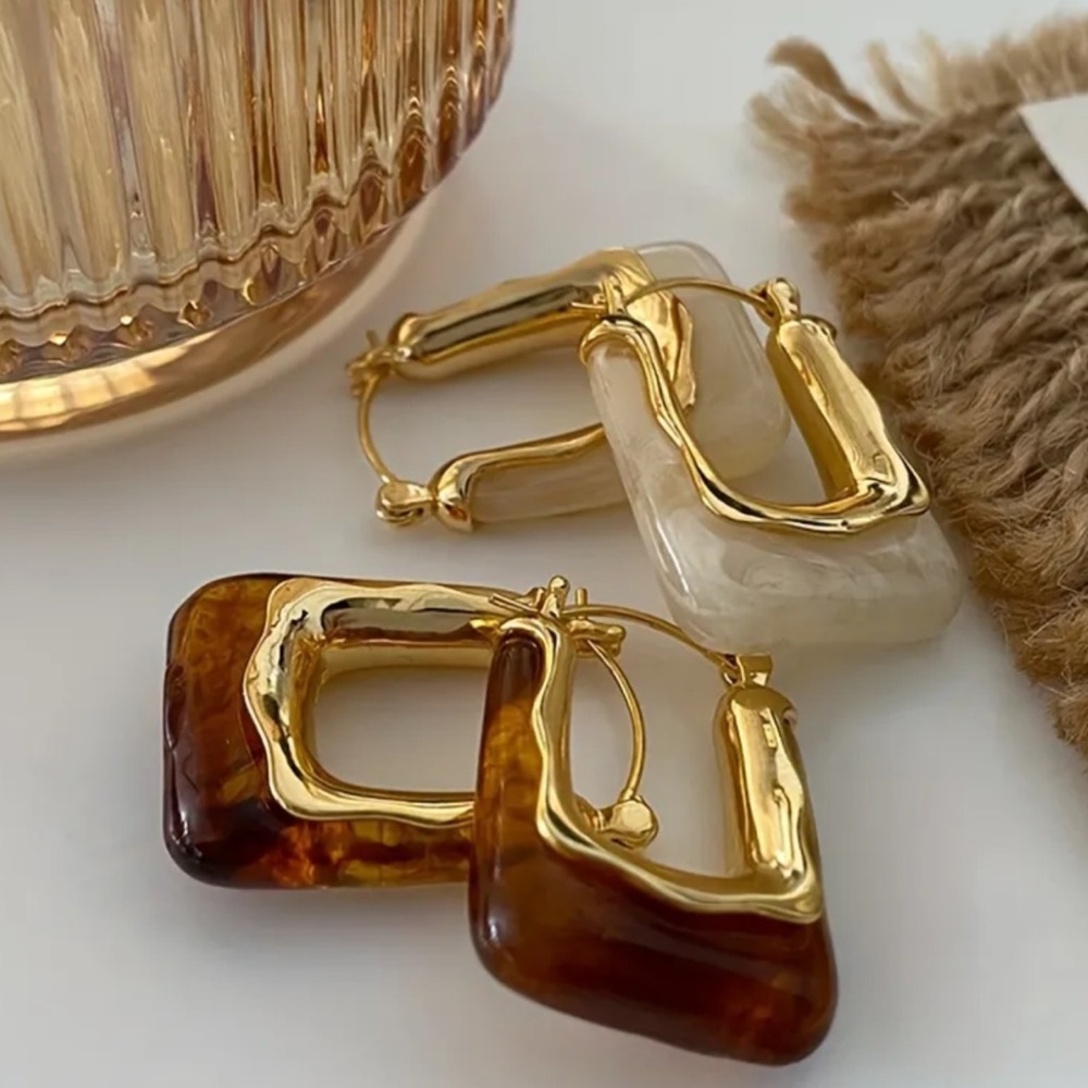 FASHION JEWELRY ❤️‍🔥 NWT EARRINGS SELLING BOTH THE BROWN AND WHITE